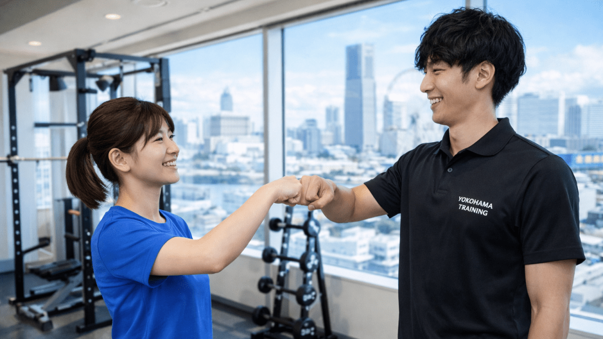 トレーニング後にトレーナーと女性がグータッチしているシーン