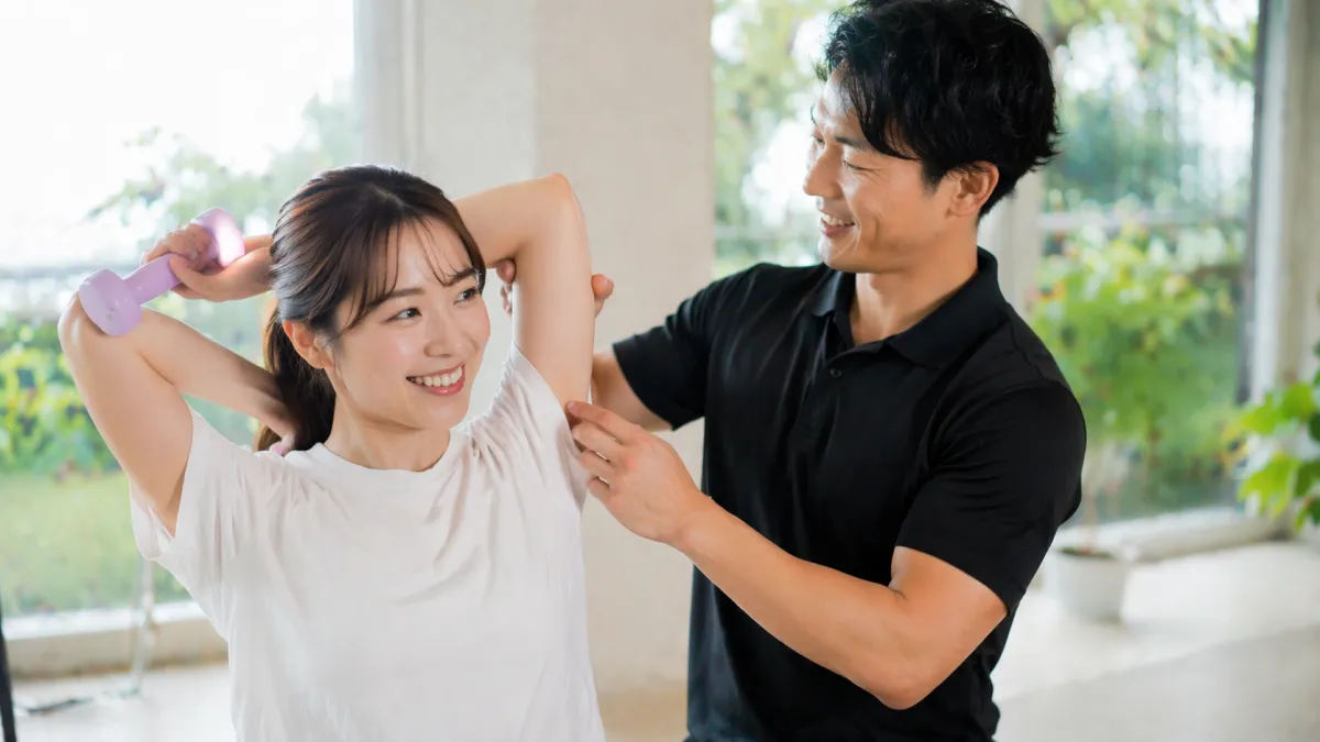 横浜のパーソナルジムで軽いダンベルを使ったストレッチトレーニングとフォーム指導